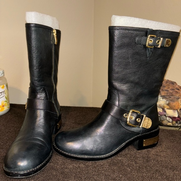 Black boots; gold hardware w/inside zipper; very nice & comfortable. - Picture 12 of 15
